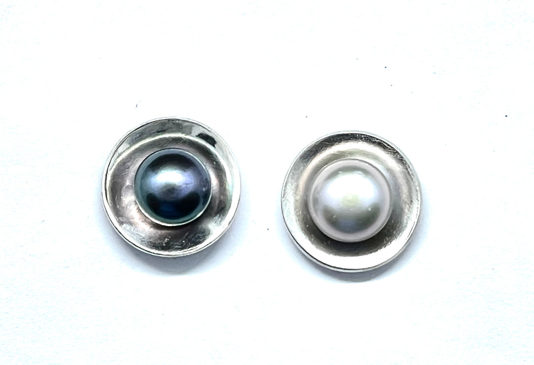 Round earrings with pearl set in a concave disc