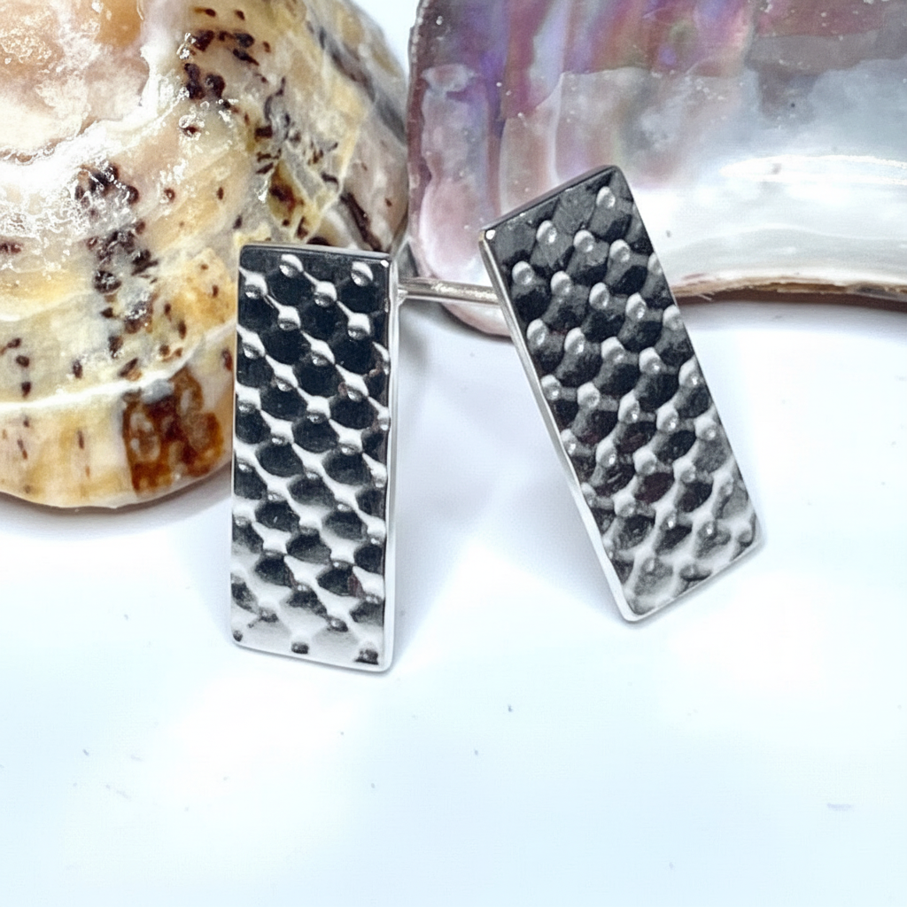 Silver earring with crosshatch pattern